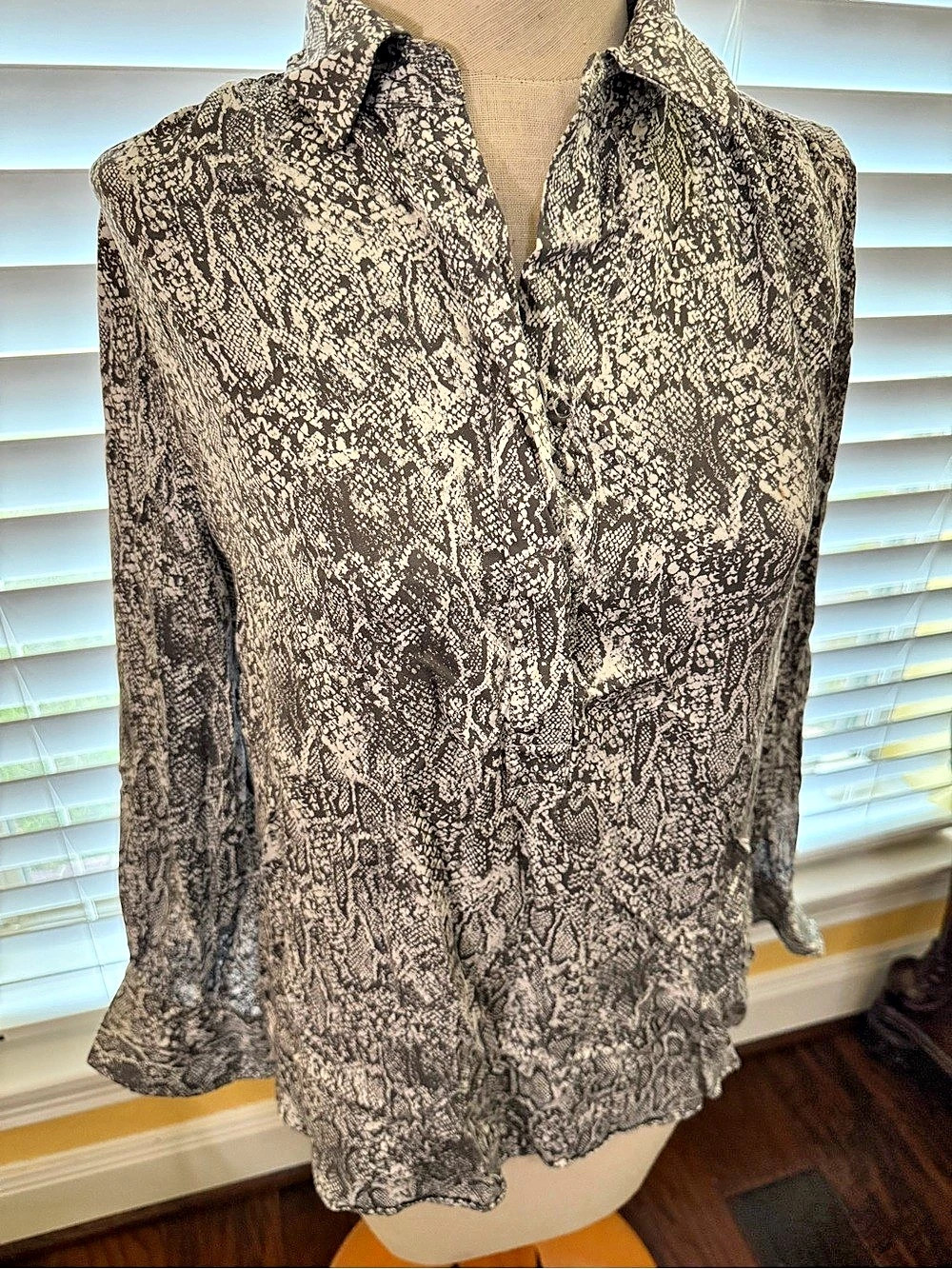 CHICOS Animal Print Button Down in Black & White Size 0 Small Like New